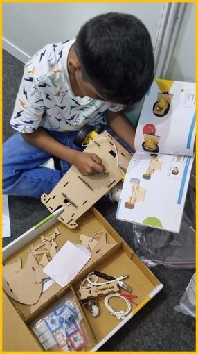 kid making havi robotic car